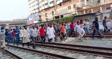 জুরাইনে অটোরিকশা চালকদের অবরোধ: পুলিশের সঙ্গে সংঘর্ষ