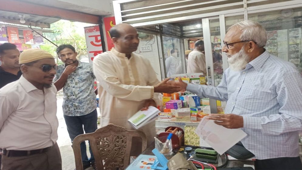 কাশিয়ানীতে সরদার নূরুজ্জামানের বিএনপির ৩১ দফা লিফলেট বিতরণ