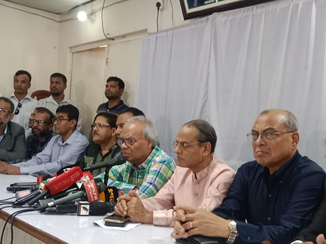 ব্যাংক লুটের টাকায় কেনা হচ্ছে ককটেল: রিজভী